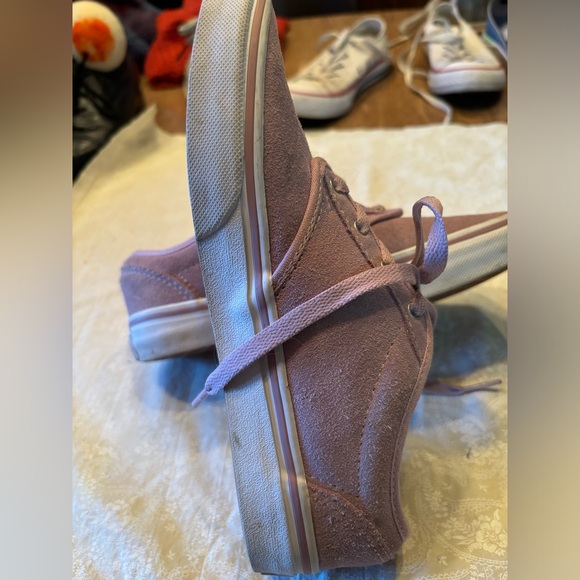 Vans Youth size 4 Low Top Suede Skateboarding Shoes, padded tongue. - Picture 2 of 11